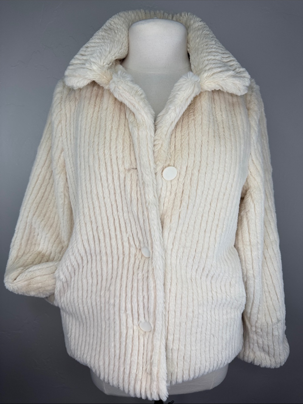 HYFVE HYFVE HYFVE Cream Faux Fur Button-Front Coat Washable & Has Pockets Med